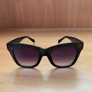 Black sunglasses with 3 dots